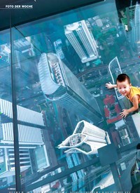 Titelbild der Ausgabe 12/2019 von FOTO DER WOCHE: Attraktion in Bangkok GLASKLARER NERVENKITZEL. Zeitschriften als Abo oder epaper bei United Kiosk online kaufen.