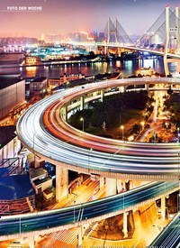 Titelbild der Ausgabe 23/2019 von FOTO DER WOCHE: Straßenverkehr in Schanghai DER RICHTIGE DREH. Zeitschriften als Abo oder epaper bei United Kiosk online kaufen.