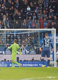 Titelbild der Ausgabe 45/2021 von Taktik-Theater! Einstellungs-Probleme! Und Haaland sorgt für neuen Wirbel!. Zeitschriften als Abo oder epaper bei United Kiosk online kaufen.