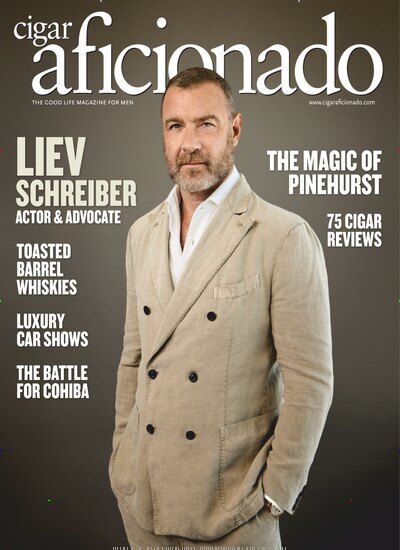 Titelbild der Ausgabe 4/2025 von Cigar Aficionado. Diese Zeitschrift und viele weitere Wirtschaftsmagazine und Politikmagazine als Abo oder epaper bei United Kiosk online kaufen.