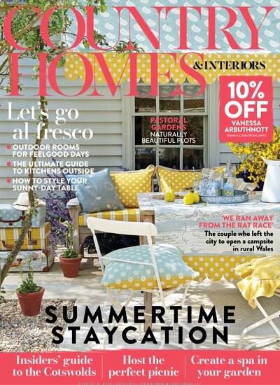 Titelbild der Ausgabe 7/2025 von Country Homes & Interiors. Diese Zeitschrift und viele weitere Gartenzeitschriften und Wohnzeitschriften als Abo oder epaper bei United Kiosk online kaufen.