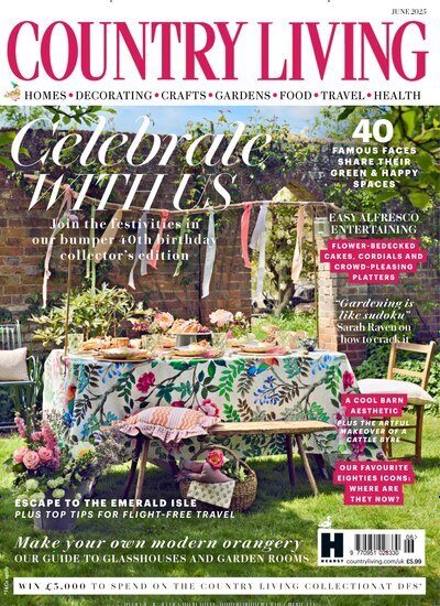 Titelbild der Ausgabe 6/2025 von Country Living UK. Diese Zeitschrift und viele weitere Gartenzeitschriften und Wohnzeitschriften als Abo oder epaper bei United Kiosk online kaufen.