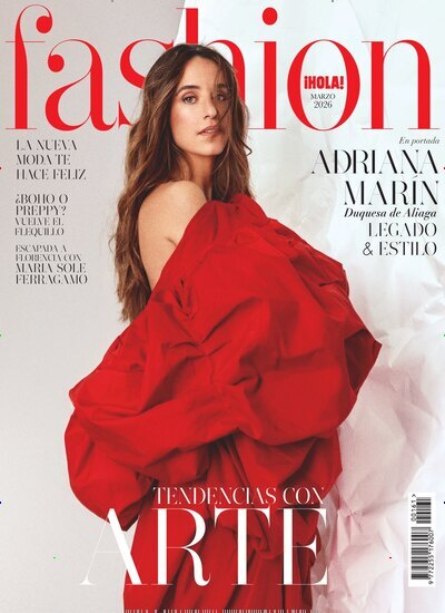 Titelbild der Ausgabe 2/2026 von iHola Fashion. Diese Zeitschrift und viele weitere Modemagazine und DIY-Magazine als Abo oder epaper bei United Kiosk online kaufen.