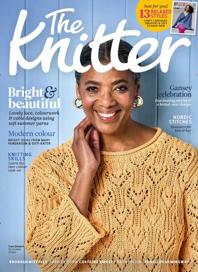 Titelbild der Ausgabe 216/2025 von The Knitter UK. Diese Zeitschrift und viele weitere Modemagazine und DIY-Magazine als Abo oder epaper bei United Kiosk online kaufen.