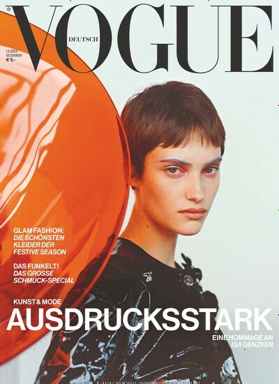 Titelbild der Ausgabe 12/2023 von VOGUE. Diese Zeitschrift und viele weitere Modemagazine und DIY-Magazine als Abo oder epaper bei United Kiosk online kaufen.