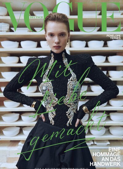 Titelbild der Ausgabe 12/2025 von Vogue Deutschland. Diese Zeitschrift und viele weitere Modemagazine und DIY-Magazine als Abo oder epaper bei United Kiosk online kaufen.