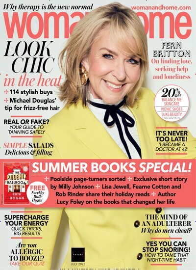 Titelbild der Ausgabe 7/2025 von Woman and Home. Diese Zeitschrift und viele weitere Frauenzeitschriften als Abo oder epaper bei United Kiosk online kaufen.