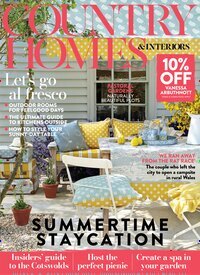Titelbild der Ausgabe 7/2025 von Country Homes & Interiors. Diese Zeitschrift und viele weitere Gartenzeitschriften und Wohnzeitschriften als Abo oder epaper bei United Kiosk online kaufen.