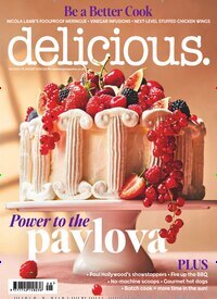 Titelbild der Ausgabe 8/2025 von delicious magazine UK. Diese Zeitschrift und viele weitere Kochzeitschriften und Backzeitschriften als Abo oder epaper bei United Kiosk online kaufen.