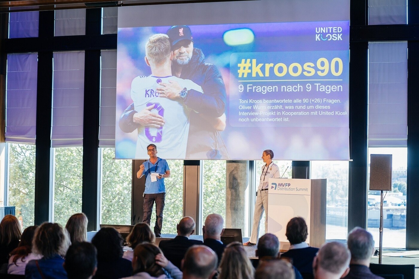 Kroos90 auf dem Distribution Summit des MVFP oliver wurm ulla strauss auf der buehne praesentation